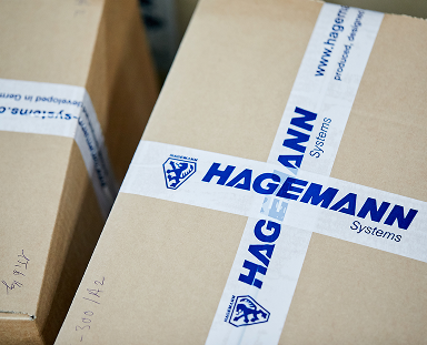 Cardboard box sealed with HAGEMANN Systems branded tape / Karton mit HAGEMANN Systems-Klebeband versiegelt